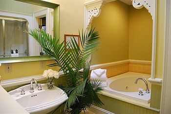 Rothschild Pound House Inn Коламбус Экстерьер фото